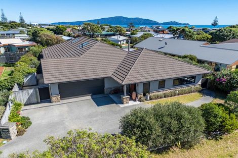 Photo of property in 4 Barbaras Way, Waikanae Beach, Waikanae, 5036