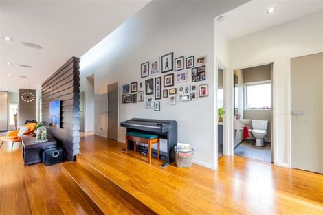 Photo of property in 16 Canyon Drive, Oteha, Auckland, 0632