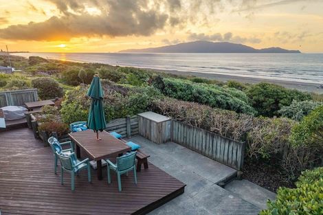 Photo of property in 93 Field Way, Waikanae Beach, Waikanae, 5036