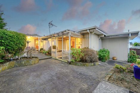 Photo of property in 10 Leewood Place, Pakuranga Heights, Auckland, 2010