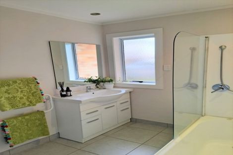 Photo of property in 18 Valley Road, Pukekohe, 2120