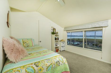 Photo of property in 2/102 Beresford Street, Bayswater, Auckland, 0622