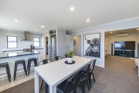 Photo of property in 18 Cyprus Place, Fitzherbert, Palmerston North, 4410