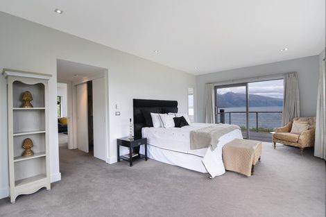 Photo of property in 62 Cedar Drive, Kelvin Heights, Queenstown, 9300