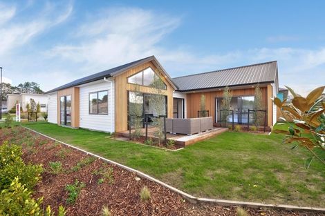 Photo of property in 38 Vinistra Road, Kumeu, 0810