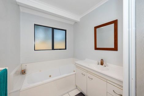 Photo of property in 21 Waiwherowhero Drive, St Andrews, Hamilton, 3200