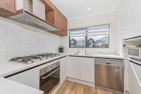 Photo of property in 4 Lumbarda Drive, Kumeu, 0810
