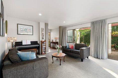 Photo of property in 2/64 Onewa Road, Northcote, Auckland, 0627