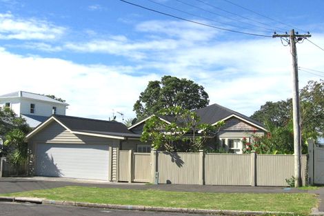 Photo of property in 8 First Avenue, Stanley Point, Auckland, 0624