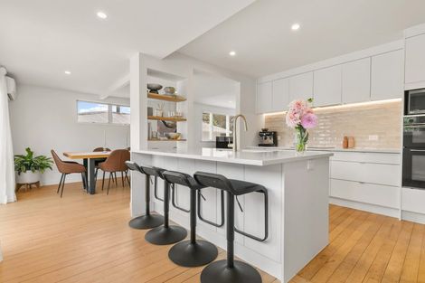 Photo of property in 28 Kingdale Road, Henderson, Auckland, 0610