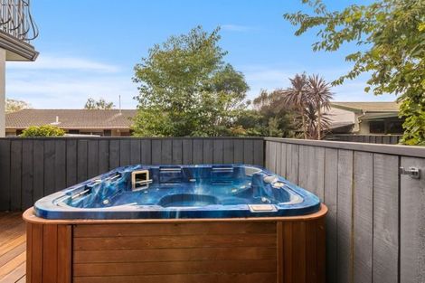 Photo of property in 10 Waitawa Place, Lynmore, Rotorua, 3010