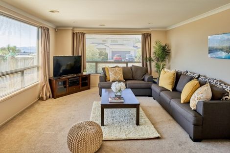 Photo of property in 9 Aspiring Terrace, Aotea, Porirua, 5024