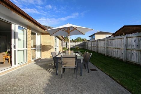 Photo of property in 25 Saltwood Street, Red Beach, 0932