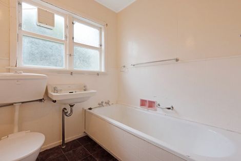 Photo of property in 46 Miles Crescent, Newlands, Wellington, 6037