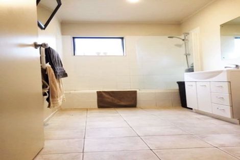 Photo of property in 2/114 Seaview Road, Glenfield, Auckland, 0629