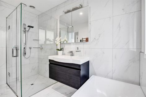 Photo of property in 4 Vardon Way, Waiwhakaiho, New Plymouth, 4312