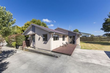 Photo of property in 6 Adams Place, Kelvin Grove, Palmerston North, 4414