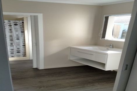 Photo of property in 66 Golf Road, New Lynn, Auckland, 0600