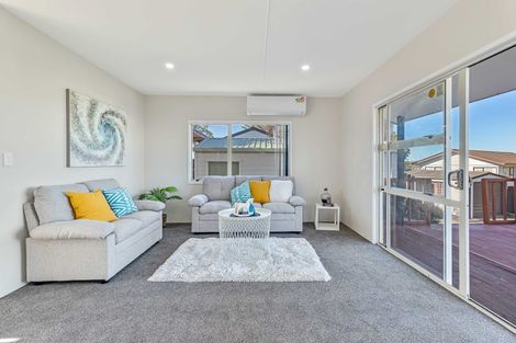 Photo of property in 2/8 Anglers Way, Wattle Downs, Auckland, 2102