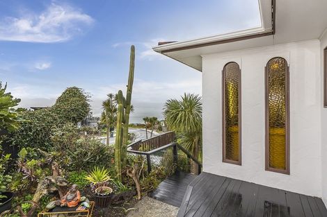 Photo of property in 40a Somes Crescent, Newlands, Wellington, 6037