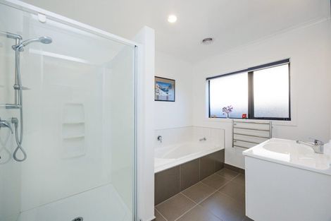 Photo of property in 12 Ron Place, Fitzherbert, Palmerston North, 4410