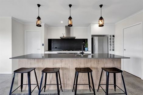 Photo of property in 15 Frederick Place, Whalers Gate, New Plymouth, 4310