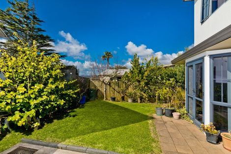 Photo of property in 5a Crompton Road, Massey, Auckland, 0614