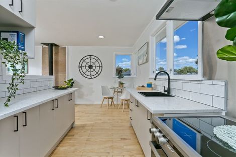 Photo of property in 18 Lendic Avenue, Henderson, Auckland, 0612