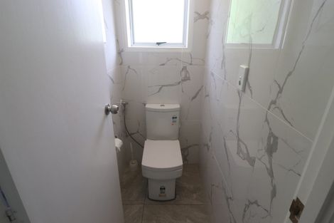 Photo of property in 2/663 Beach Road, Rothesay Bay, Auckland, 0630