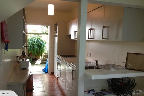 Photo of property in 82 Oriental Parade, Oriental Bay, Wellington, 6011