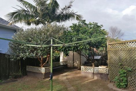 Photo of property in 1/11 Strabo Place, Windsor Park, Auckland, 0632