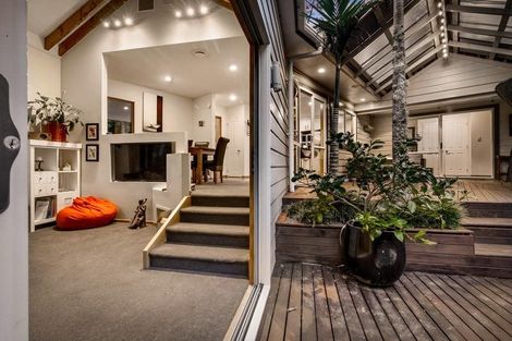 Photo of property in 10 Tui Crescent, Waiatarua, Auckland, 0604