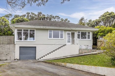 Photo of property in 7 Miles Crescent, Newlands, Wellington, 6037