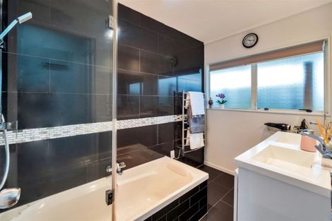 Photo of property in 13 Broadfield Street, Massey, Auckland, 0614