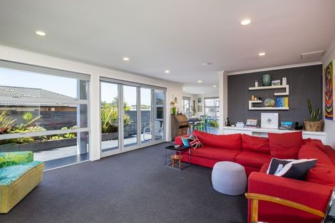 Photo of property in 13 Montrose Place, Highlands Park, New Plymouth, 4312