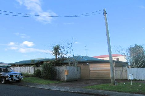 Photo of property in 4 Crompton Road, Massey, Auckland, 0614