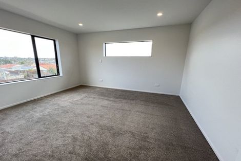 Photo of property in 7a Tupaki Place, Pakuranga Heights, Auckland, 2010