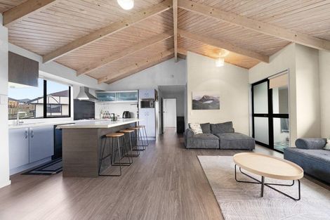 Photo of property in Oakwood Manor, 608c Massey Road, Mangere, Auckland, 2022