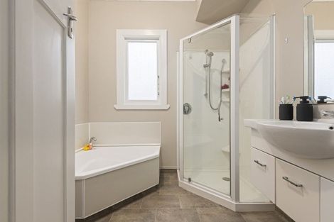 Photo of property in 16 Kowhai Avenue, Takaro, Palmerston North, 4410