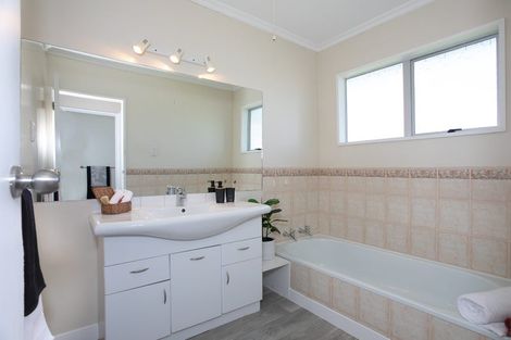 Photo of property in 3 Edward Street, Bulls, 4818