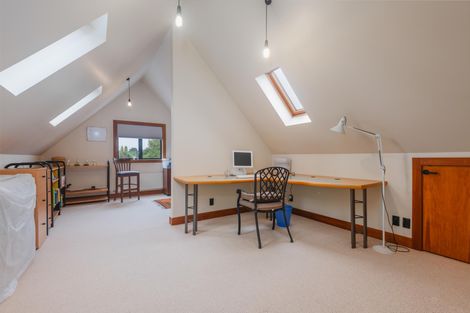 Photo of property in 18 Durham Crescent, Palmerston North, 4414