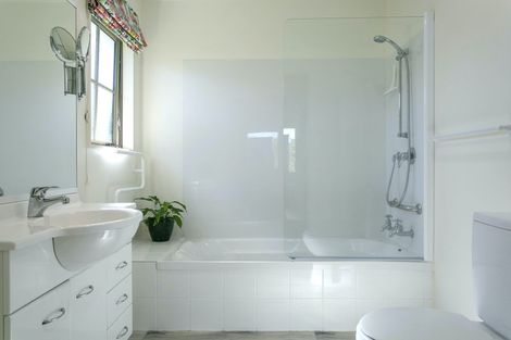 Photo of property in 33 Lakeridge Close, Rangatira Park, Taupo, 3330