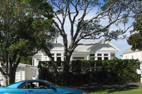 Photo of property in 4 First Avenue, Stanley Point, Auckland, 0624
