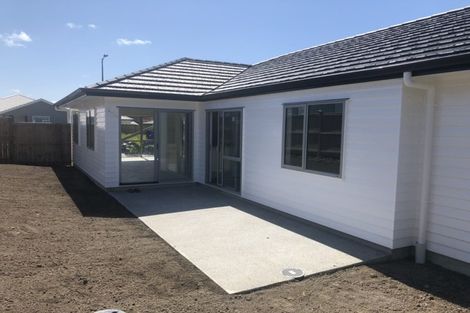 Photo of property in 18 Papa Orchard Drive, Kumeu, 0810