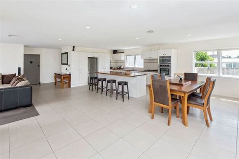 Photo of property in 50 Dale Crescent, Pakuranga, Auckland, 2010