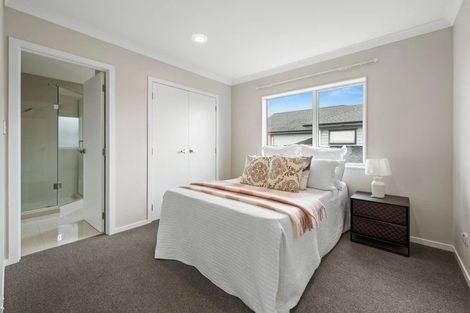 Photo of property in 5 Iwinuku Crescent, Wattle Downs, Auckland, 2103