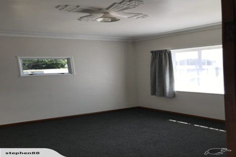 Photo of property in 44 Queens Road, Glen Avon, New Plymouth, 4312