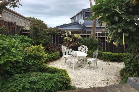 Photo of property in 19 Sunnynook Road, Forrest Hill, Auckland, 0620