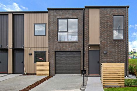 Photo of property in 2/529g Massey Road, Mangere, Auckland, 2022