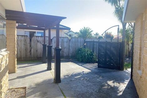 Photo of property in 76 Guildford Drive, Paraparaumu, 5032